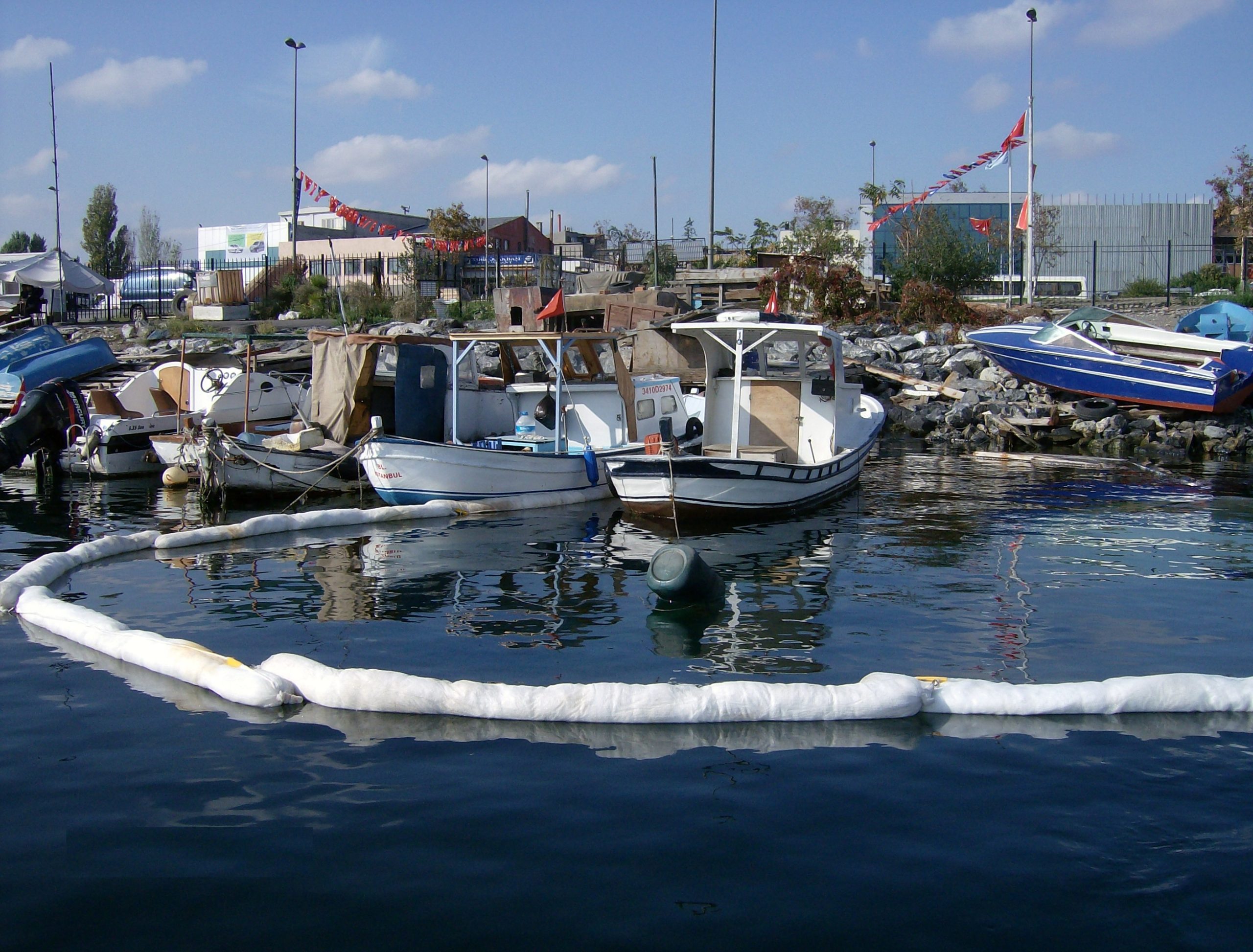 SpillBuster Sorbent Bariyer marina ve limanda kullanım