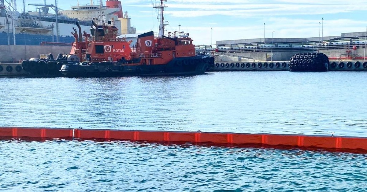 EPS Fence boom - port deployment, BOTAŞ tug