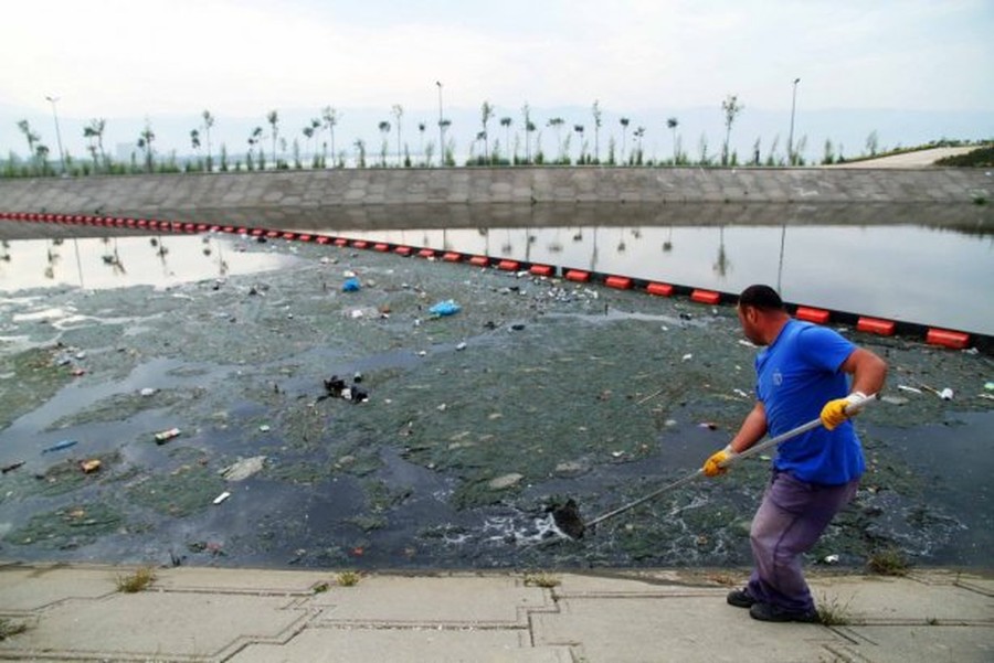 Boom-assisted debris cleanup - sea surface waste collection