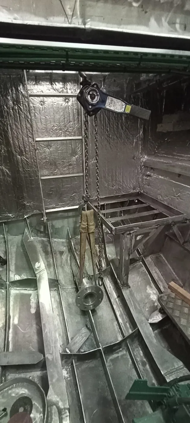 İzolasyon uygulaması tamamlanmış tekne makine dairesi