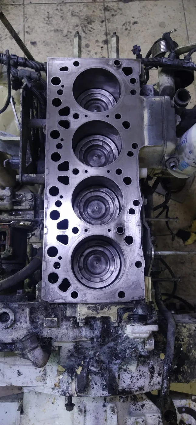 Revizyon için silindir kapağı sökülmüş marine dizel motor bloğu
