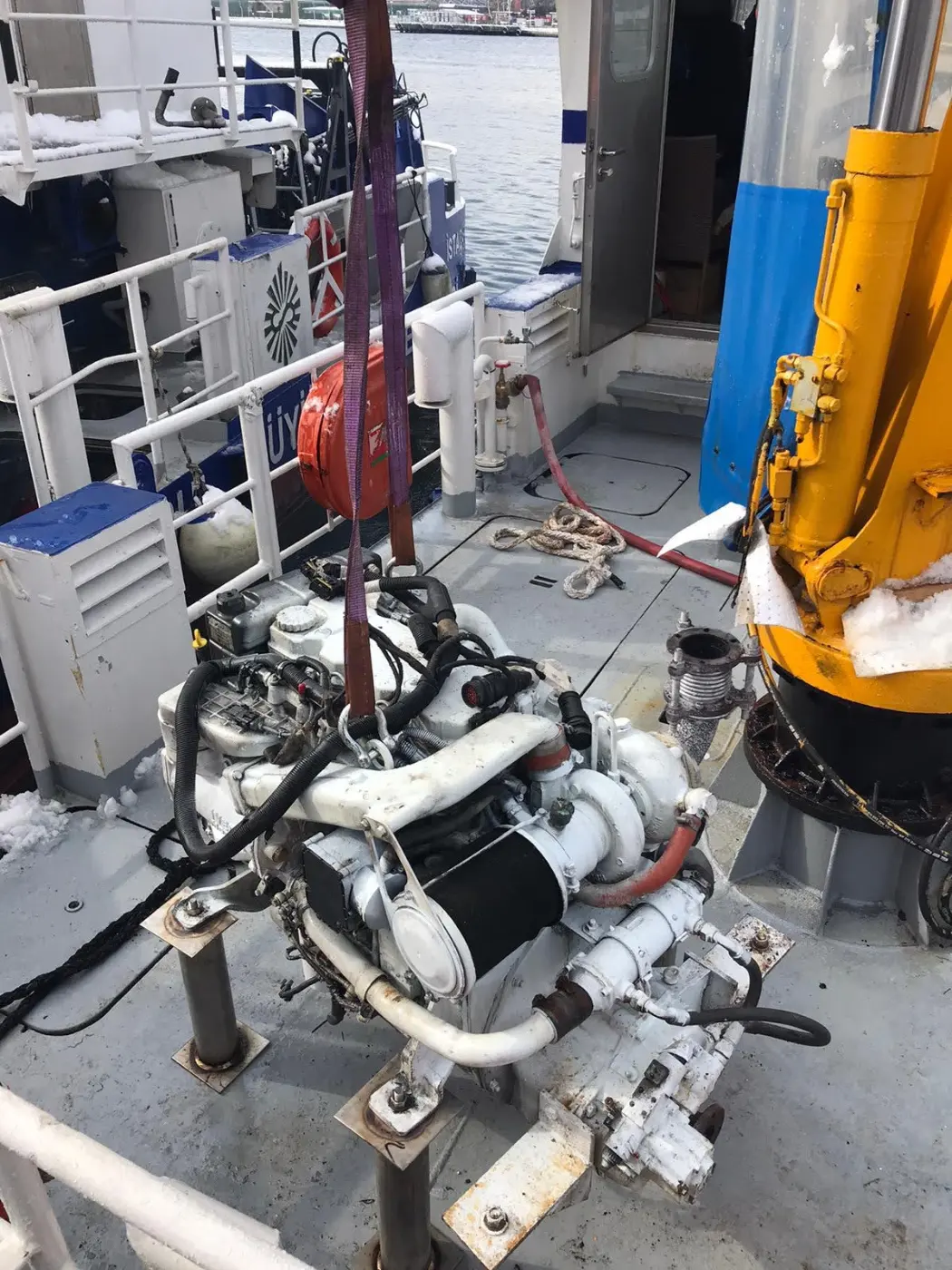 Tekne motorunun vinçle sökülerek revizyona alınması – EPS Marine